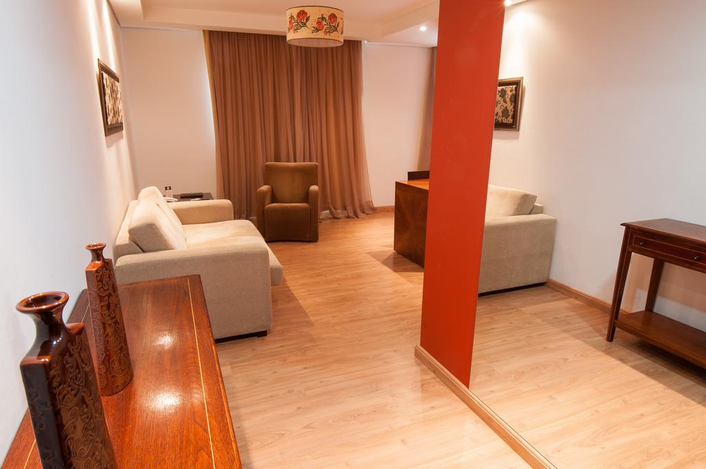 Jacques Georges Tower Hotel เปโลตัส ภายนอก รูปภาพ